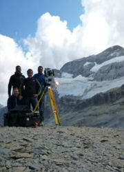 Investigadores escanean un glaciar del Pirineo
