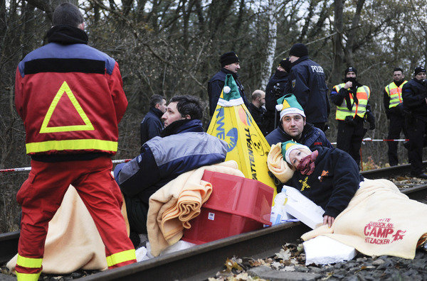 Alemania: Activistas detienen tren cargado con residuos nucleares