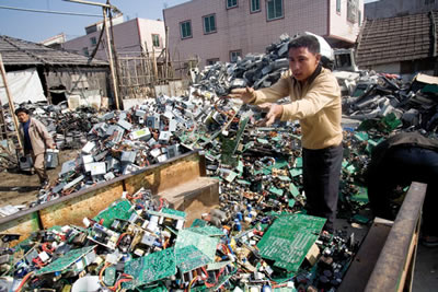 Basura electrónica causa contaminación en países pobres