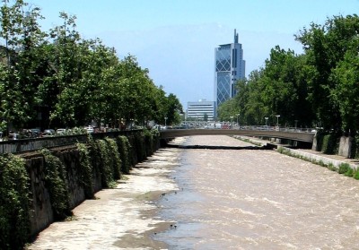 Poderosa turbina busca obtener energía limpia del río Mapocho