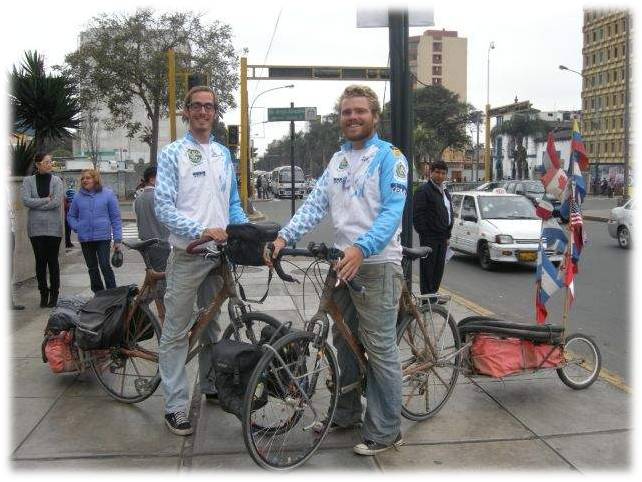 Dos holandeses pedalean desde Alaska creando conciencia por el agua