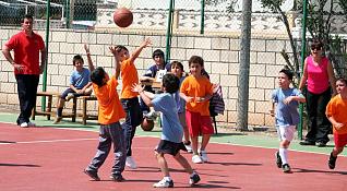 Estudio indica que actividad física en niños mejora su rendimiento escolar