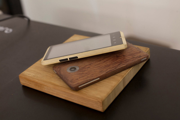 Británico construyó un teléfono inteligente hecho de bambú
