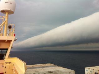 Extraña nube con forma de tubo cruza el mar en Uruguay