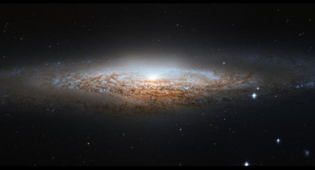 NASA descubre curiosa galaxia con forma de OVNI