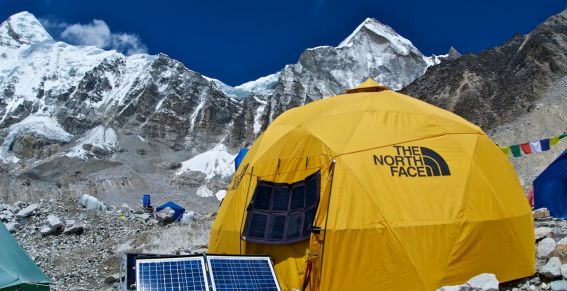 Usando energía solar chilenos suben el Everest