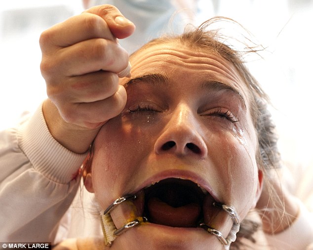 Mujer se sometió a torturas emulando lo que sufren animales en pruebas de cosméticos