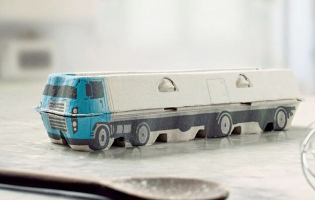 Camiones de juguete con cajas de huevo
