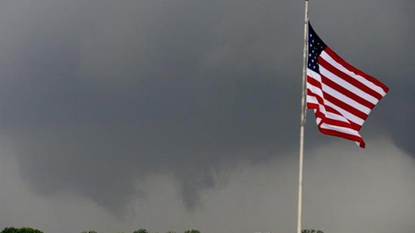 EEUU: Tornado irrumpió en plena ceremonia de graduación