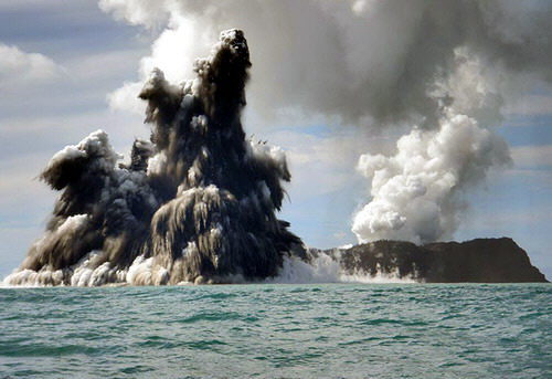 Erupción de volcán submarino
