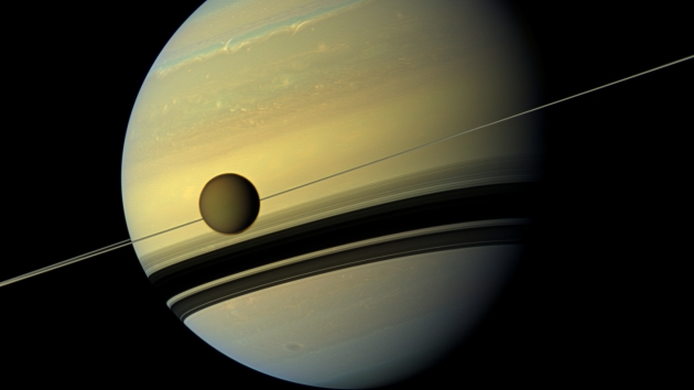 Saturno y su cambio de colores mientras pasa de una temporada a otra