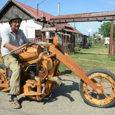 Es cierto: ¡una moto de madera,  barril de cerveza, cuernos de vaca y adornos de ciervo! (VIDEO)