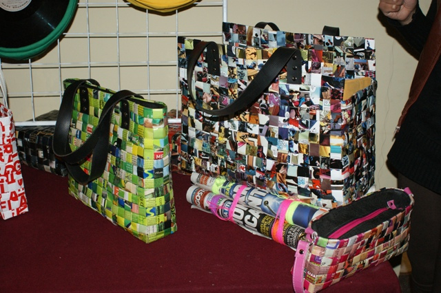 Carteras hechas con papel reciclado