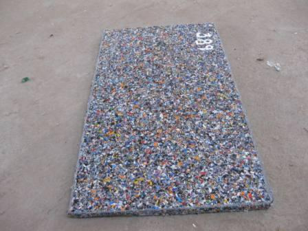 Reciclaje: Placas hechas con ladrillos de plástico y cáscaras de maní para la construcción de casas