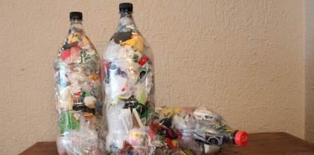 Botellas de amor: campaña de educación medioambiental, reciclando los plásticos y transformándolos en construcciones sociales.
